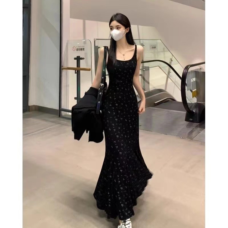 オフセットプリントの調節可能なストラップフレンチフローラルスクエアネックサスペンダードレスバックレススカートヒップラップフィッシュテール丈