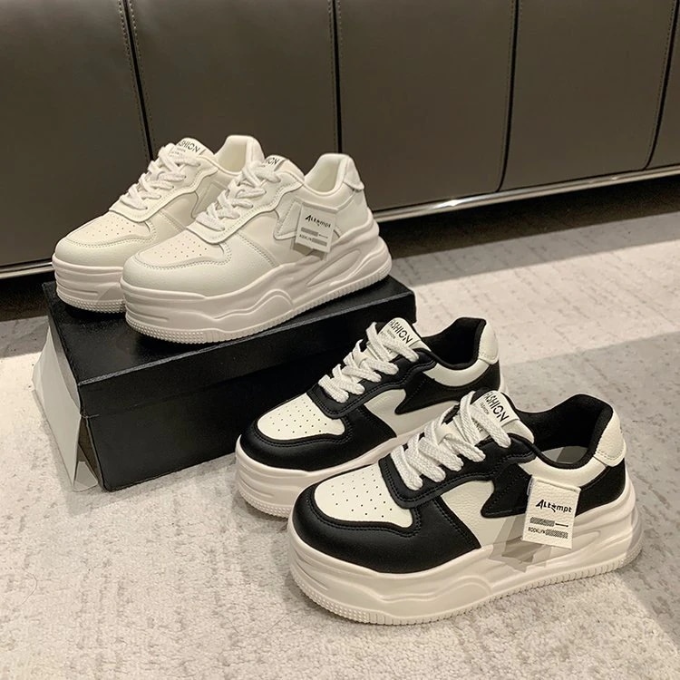 厚い底の板の靴の女性の金の2024年春秋の新型はレジャーの運動の靴の通気性の平底の女性の靴を合わせます