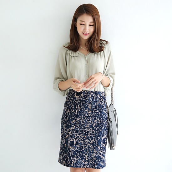 ラグジュアリーオフィススタイル No.1 [NEEB] フリルカラーポイントがゴルリスィムード / 7部袖で女性的な感かんじ!!! Vネックでネックラインがきれいに見えるデザイン! ディ-リールックからオフィスルックまでコーデおすすめ! プリーツカラーブラウス n31715