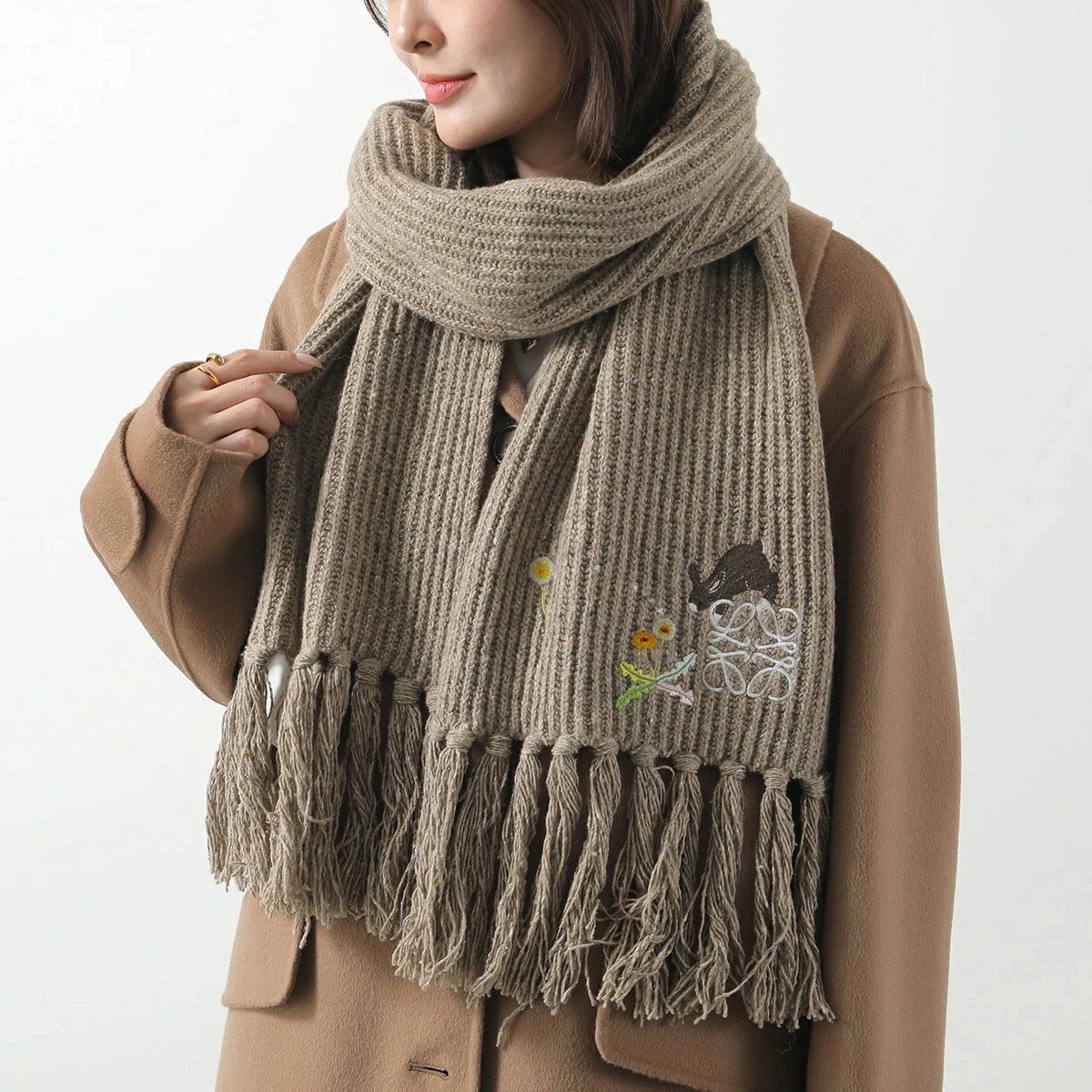 LOEWE × Suna Fujita ロエベ スナ・フジタ コラボ マフラー FSA8SS1X05 レディース ストール ウールブレンド アナグラム うさぎ 花 刺繍 1130/LIGHT-GR