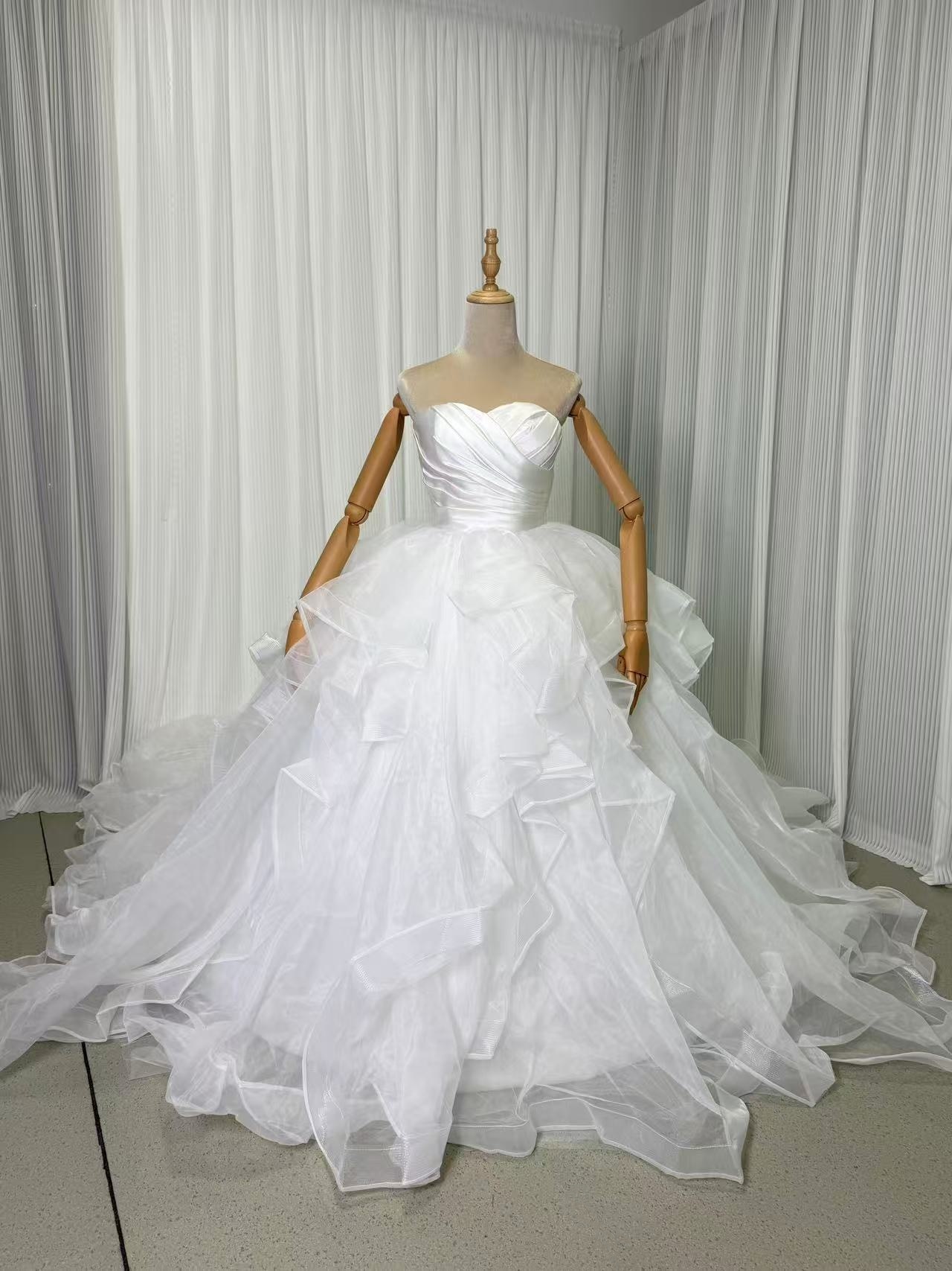 ウエディングドレス ベアトップ ラッフルフリル ボリュームドレス 編み上げ 華やかなトレーン 結婚式