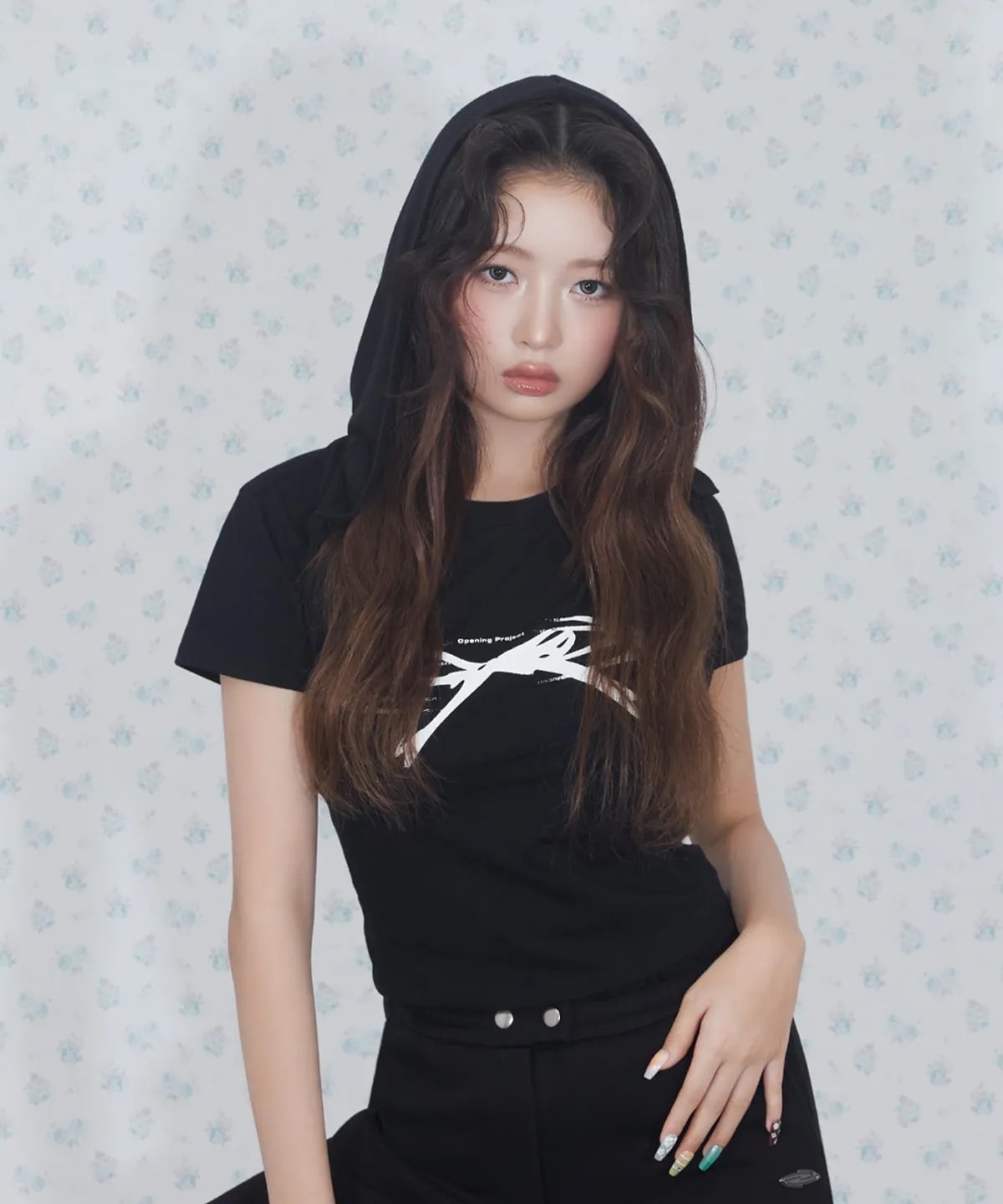 [IVE REI モデル着用] W Cropped Ribbon Half T Shirt - Black,White 韓国の人気ファッションブランド