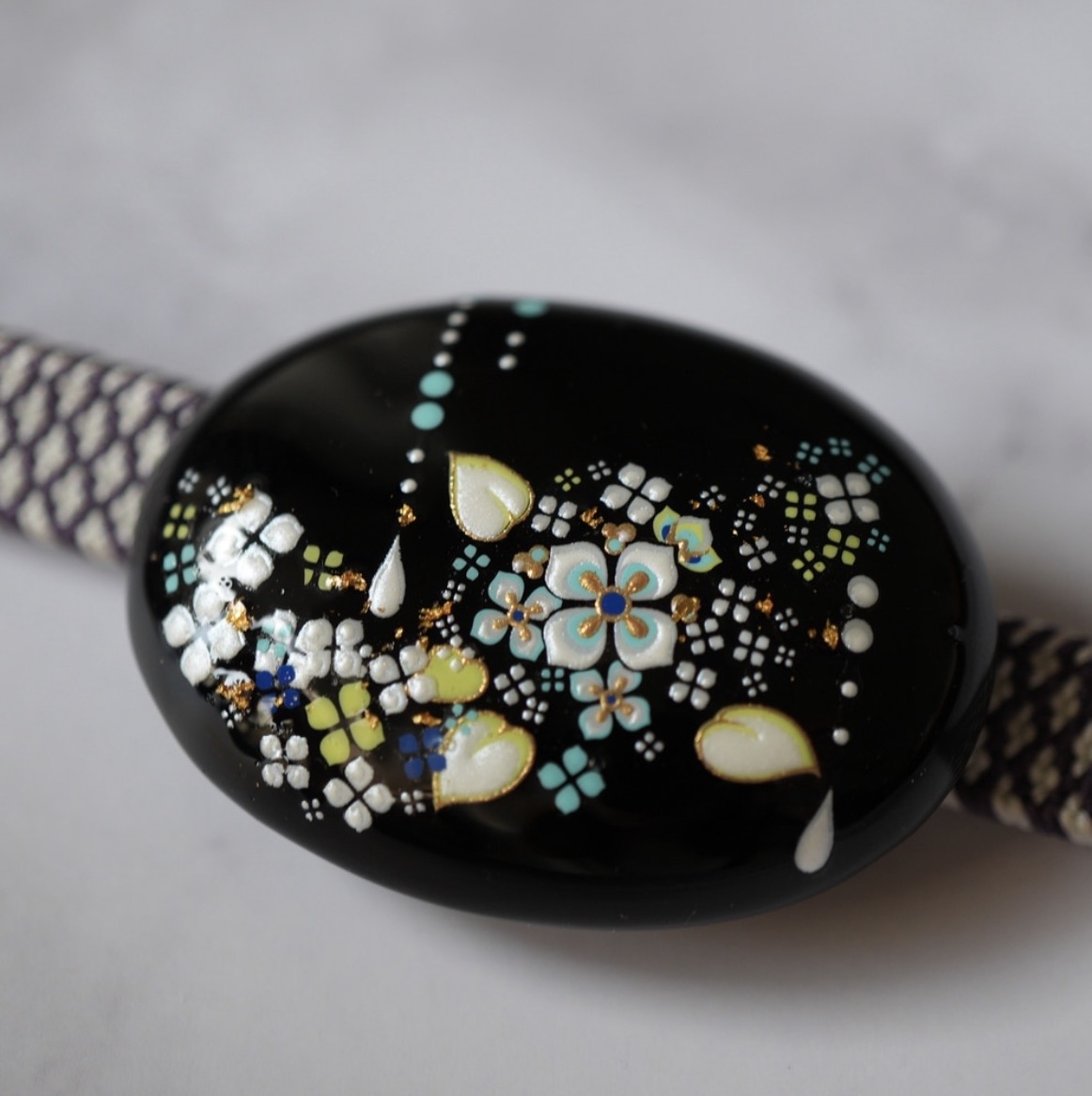 天然石黒瑪瑙と紫陽花金沢箔の帯留め（金沢箔24K入り）ブローチ ポニーフック　浴衣