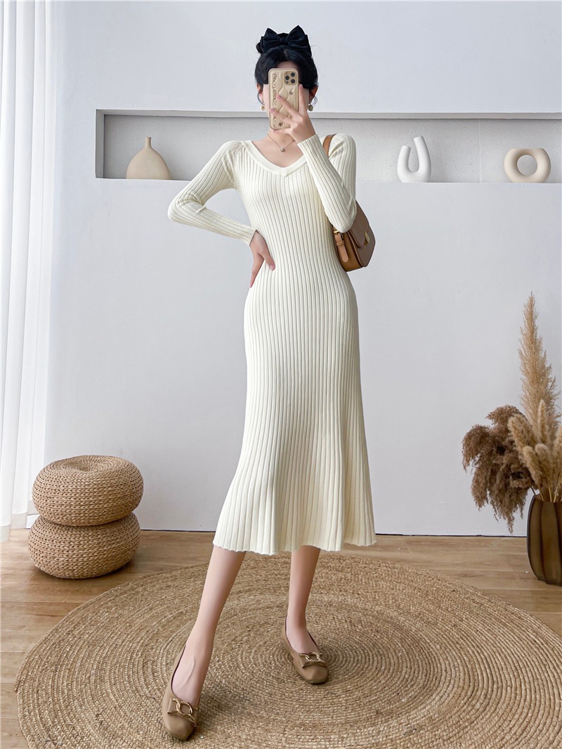 フランスの長袖Vネックミドルレングスボトムセーターワンピース女性秋冬ウエスト薄い小さなニットワンピースサブ