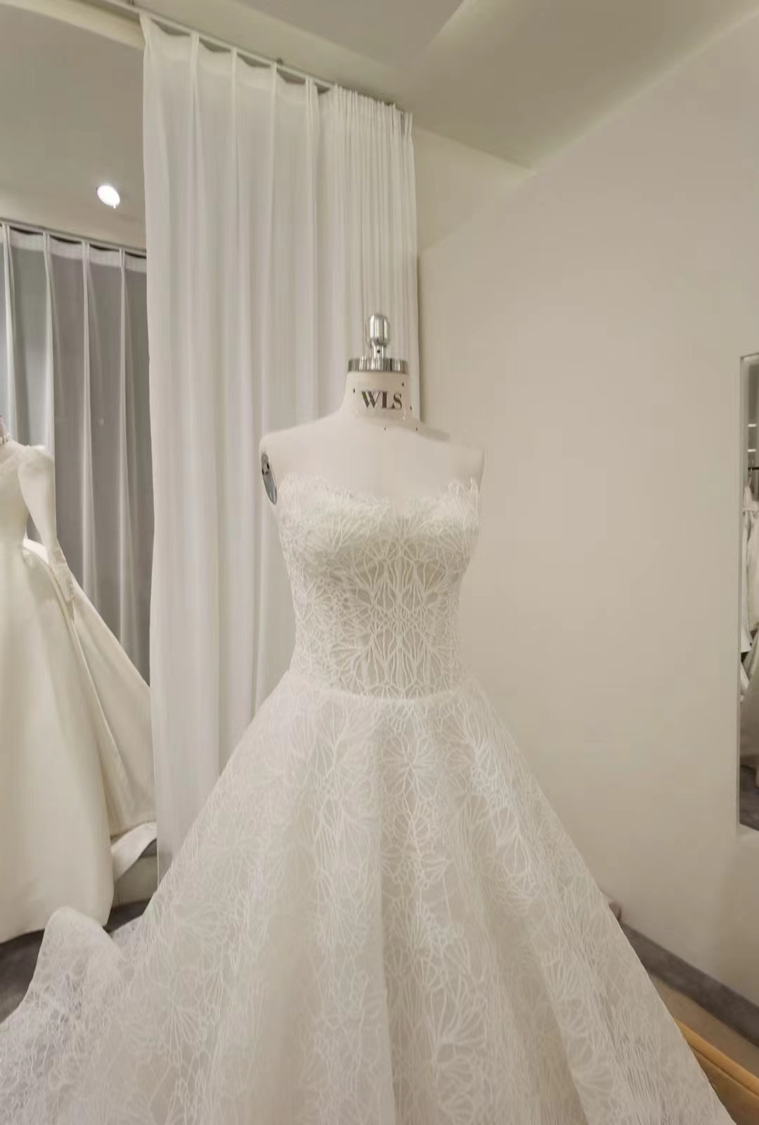 ウェディングドレス Aライン ベアトップ 華やかなトレーン 繊細レース 拳式/前撮り