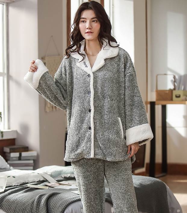 レディース パジャマ ルームウェア 部屋着 寝巻き ナイトウェア ロング丈 長袖 Vネック 襟付き 刺繍 モコモコ 前開き ポリエステル 上下セット 2点セット 大人可愛い 韓国 オルチャン 個性的