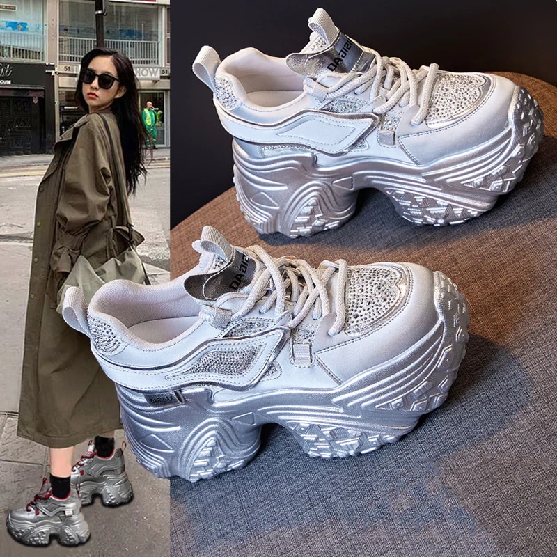 通気性のパパシューズ 10cmヒールアップ ファッション性の厚底スポーツシューズ シルバーカラー 高いデザイン性で超人気！