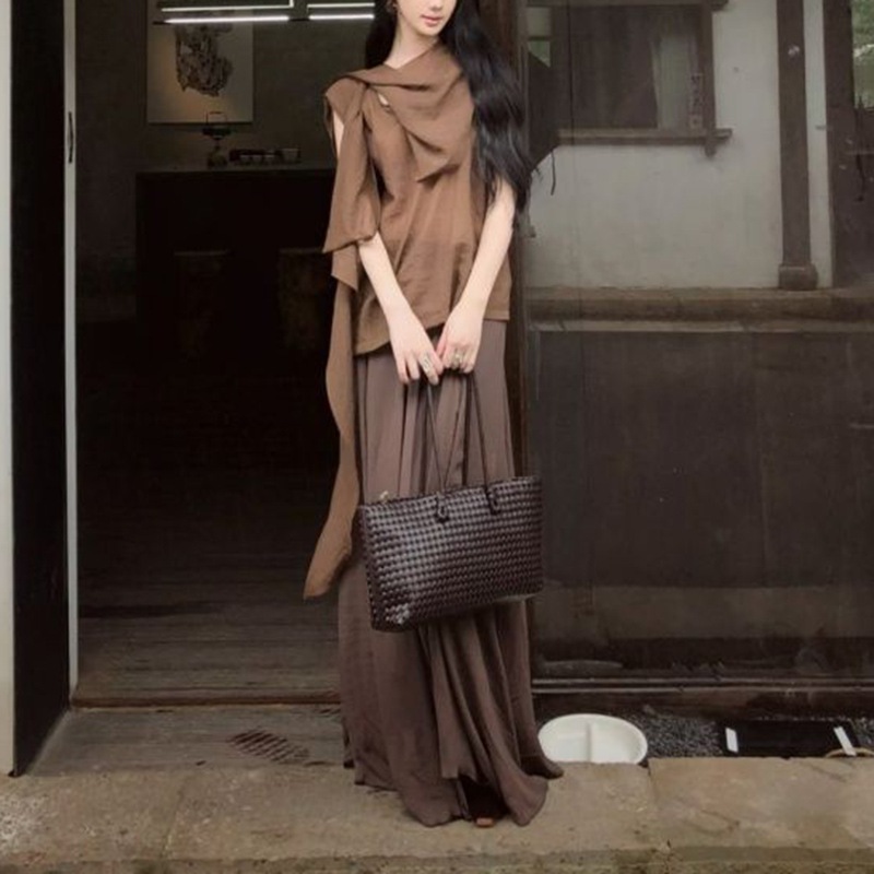 レトロな雰囲気を持つ高級デザインのこのレディース夏用ノースリーブ万能トップスとハイウエストスカートのセットは完璧なツーピースセットです