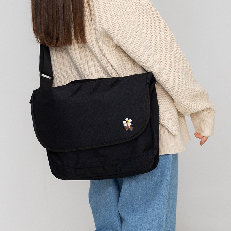 [UNISEX]ヘッドフラワーベア刺繍クロスメッセンジャーバッグ_black