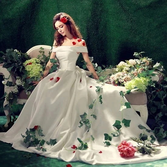 ウェディングドレス Aラインドレス 白 オフホワイト 花嫁 ウエディングドレス ウェディングドレス 二次会ドレス 海外挙式 披露宴 ブライダルドレス 結婚式 ベアトップ ロングドレス サテン オフショ