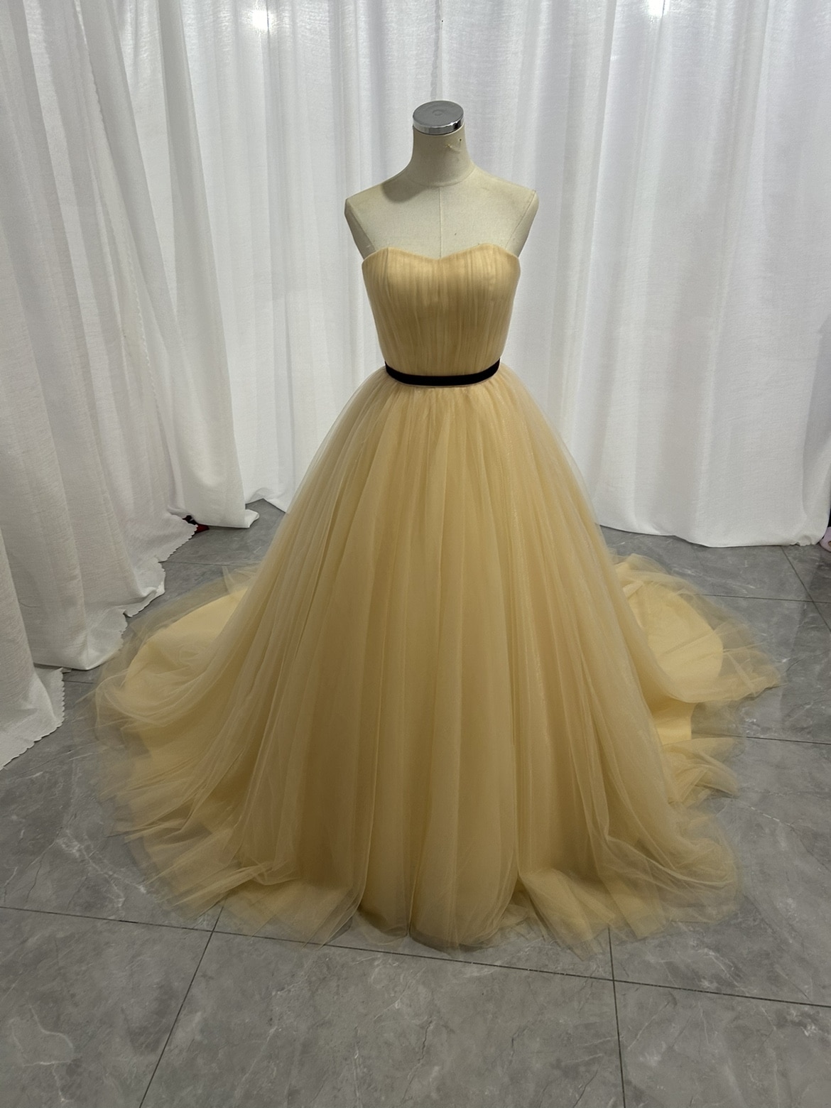 憧れのドレス カラードレス エアリー感 薄シャンパンの色 ベアトップ ミニトレーン サッシュ