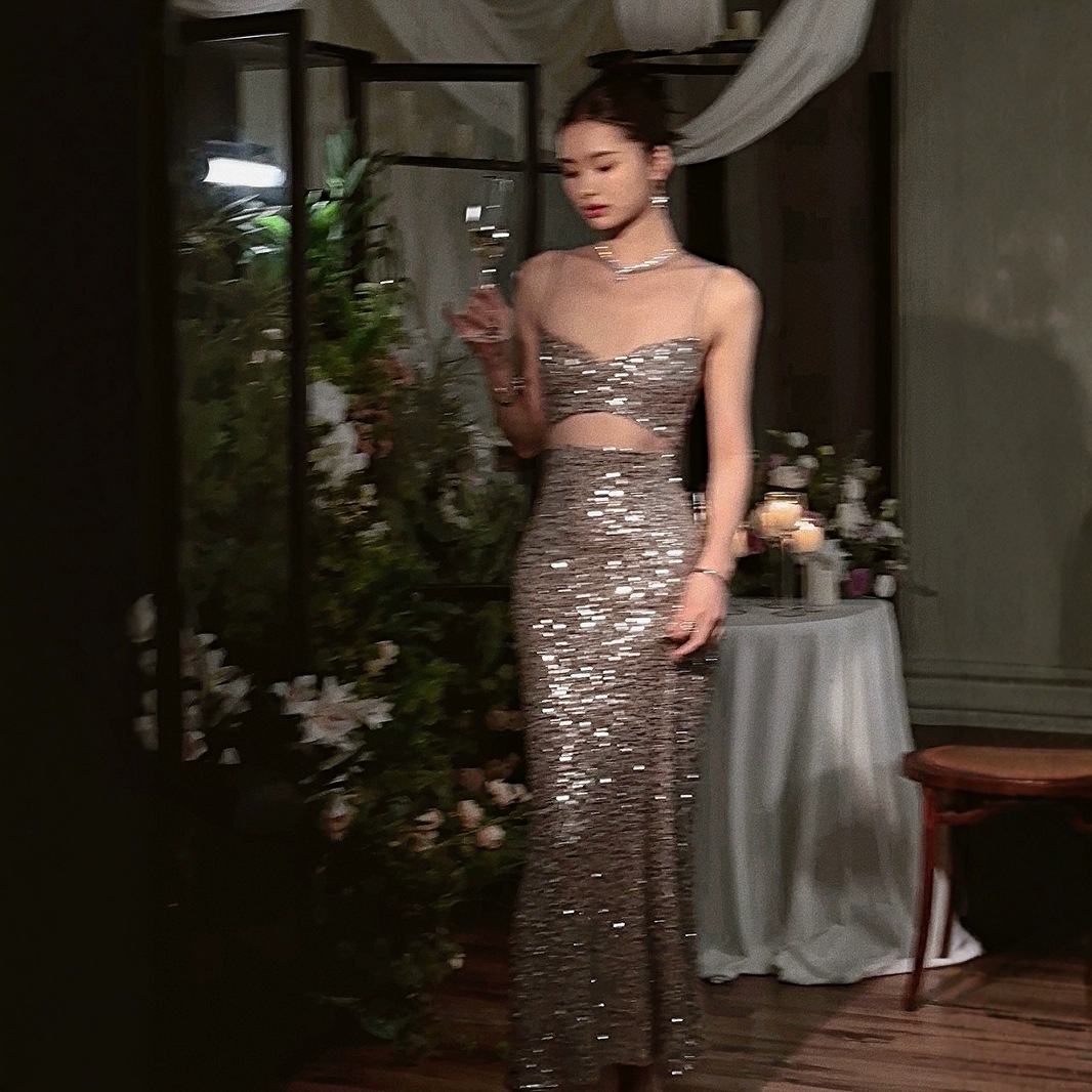 グレーのスパンコールがきらめくメッシュカットアウトのバースデーイブニングドレス洗練された豪華なイブニングガウンでマーメイドのようなシルエットの女性にです