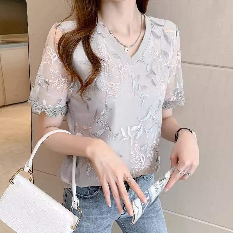 トップス カットソー 袖あり 半袖 Vネック 刺繍 かわいい 大人可愛い きれいめ シンプル 大人 上品 おしゃれ お洒落 大人可愛い 大人女子 こなれ感 キュート 美容師 メイクアップアーティスト