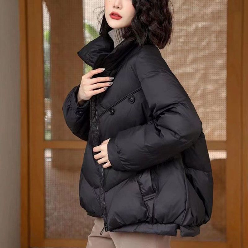 オフシーズンの新しい韓国スタイルのルーズカジュアルダウンジャケット女性用ショートファッションスタンドアップカラーホワイトダックダウン厚みのある2つボタンジャケット