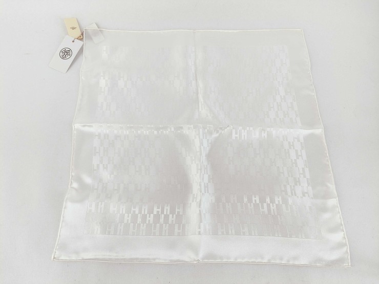 ハンカチーフ POCHETTE FACONNEE H GRAND H 050575T シルク100％ ポケットチーフ スカーフ Blanc（ホワイト）系【本物保証】