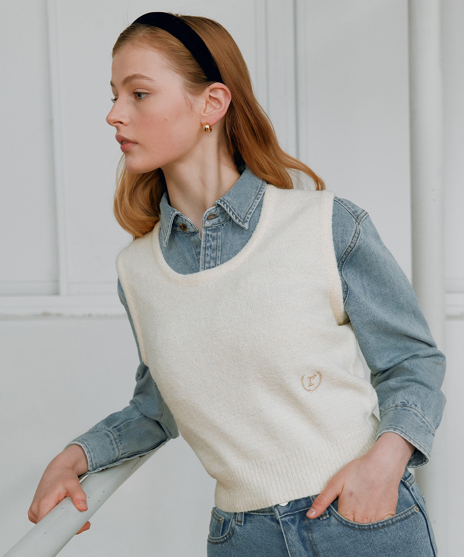 ロラローララウンドネックブークルニットベストアイボリー