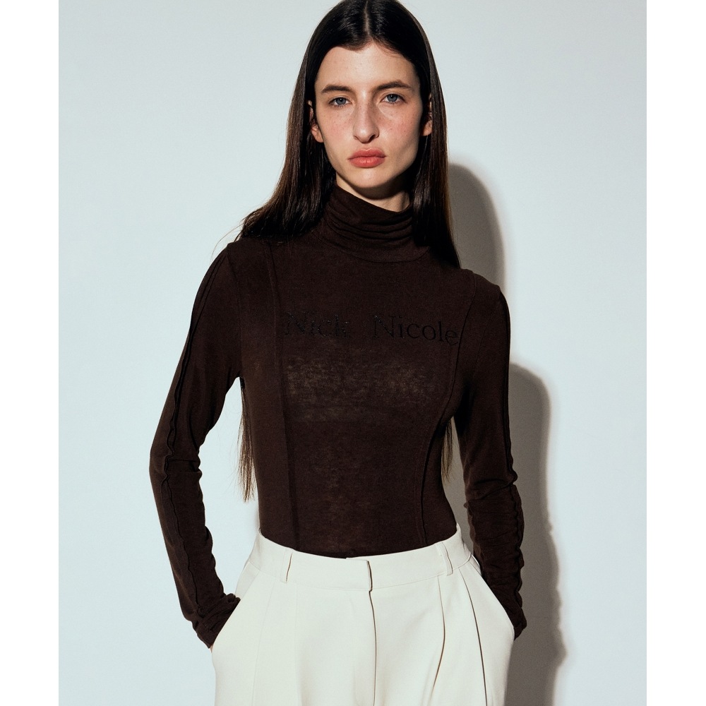 ニック&ニコールニコールピンタックラインタートルネックトップ_ブラウン