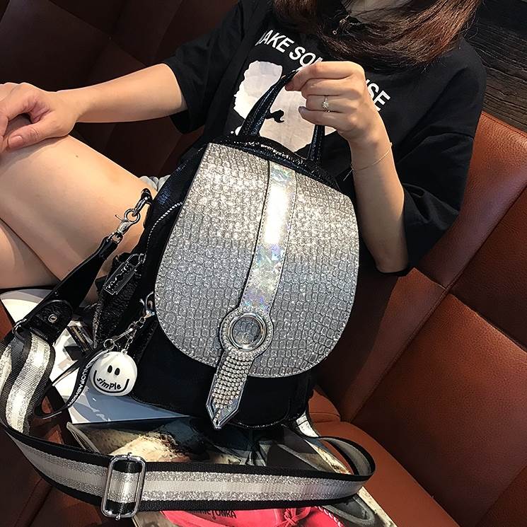 人気 新作の2色 リュックサック バックパック ラインストーン キラキラ 個性的 レディース 黒 シルバー 大容量 A4 縦型 カジュアル ストリート かっこいい 存在感 目立つ PU レザー 革 手