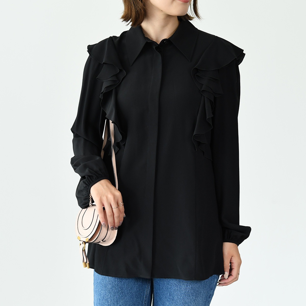 トップス ラッフルブラウス CHC23SHT15004 レディース ブラック 黒 フリル フェミニン ブラウス 長袖 エレガント 上品 春 人気 おすすめ ギフト