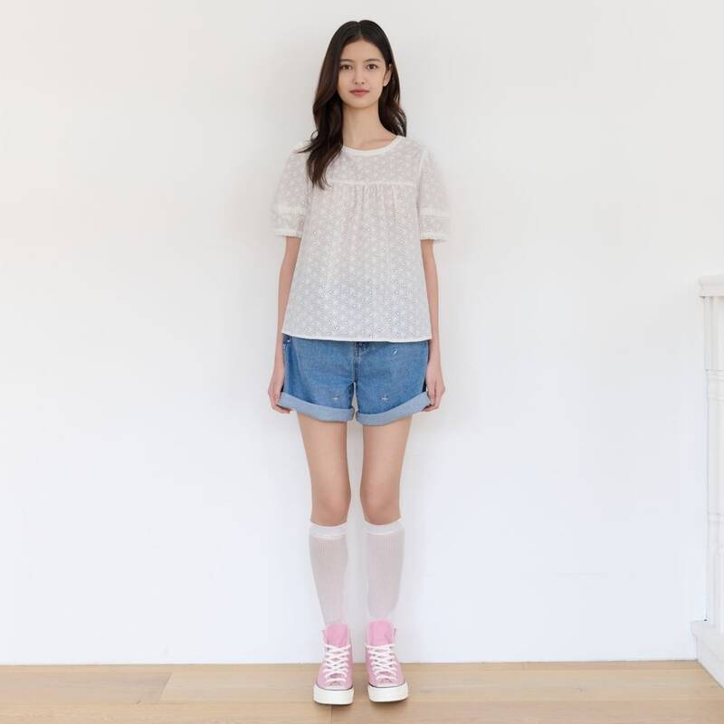 フラワーパンチング刺繍ブラウス T264MBL233W