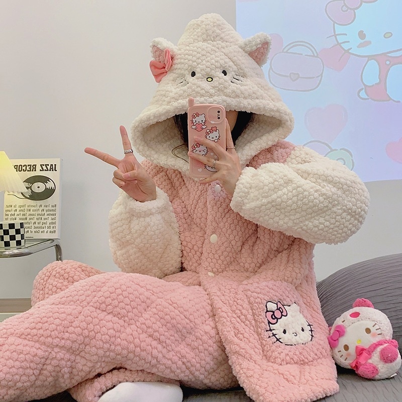 3層キルティングプラスベルベットと厚みのあるコーラルベルベットの女の子用アウターとして着られるパジャマ 日本製ハローキティホームウェア2点セット