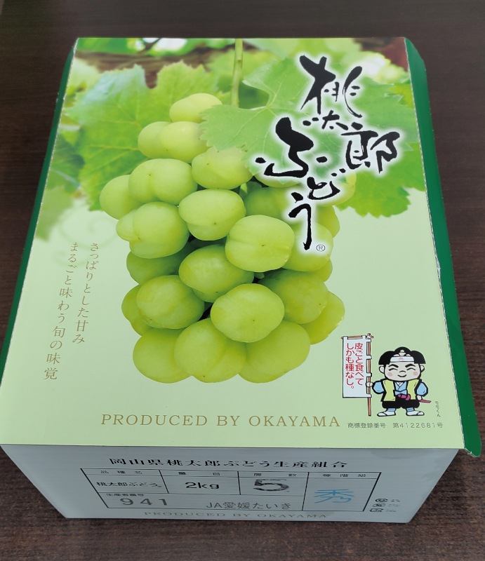 桃の形に似た大粒果実　翡翠色の桃太郎ぶどう　3～5房入