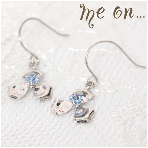 me on... 花びらのアクセントはブルークォーツの輝きK14ホワイトゴールドフックピアス 8,985円