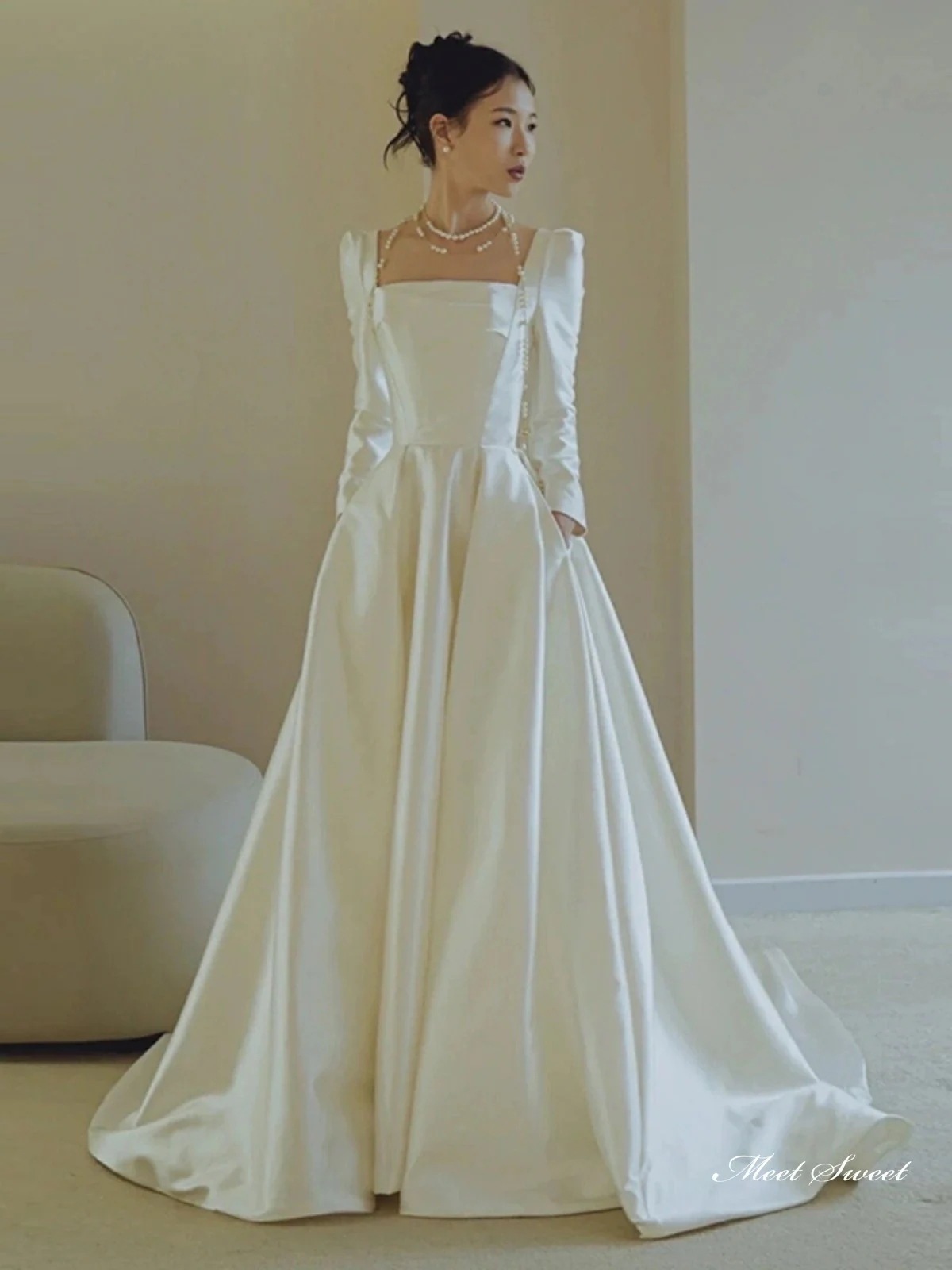 ウェディングドレス ロングドレス Aラインドレス 長袖 サテン スクエアネック ファスナー 二次会 結婚式 前撮り ブライダル 花嫁 ウエディングドレス 海外挙式 オフホワイト パーティードレス フォ