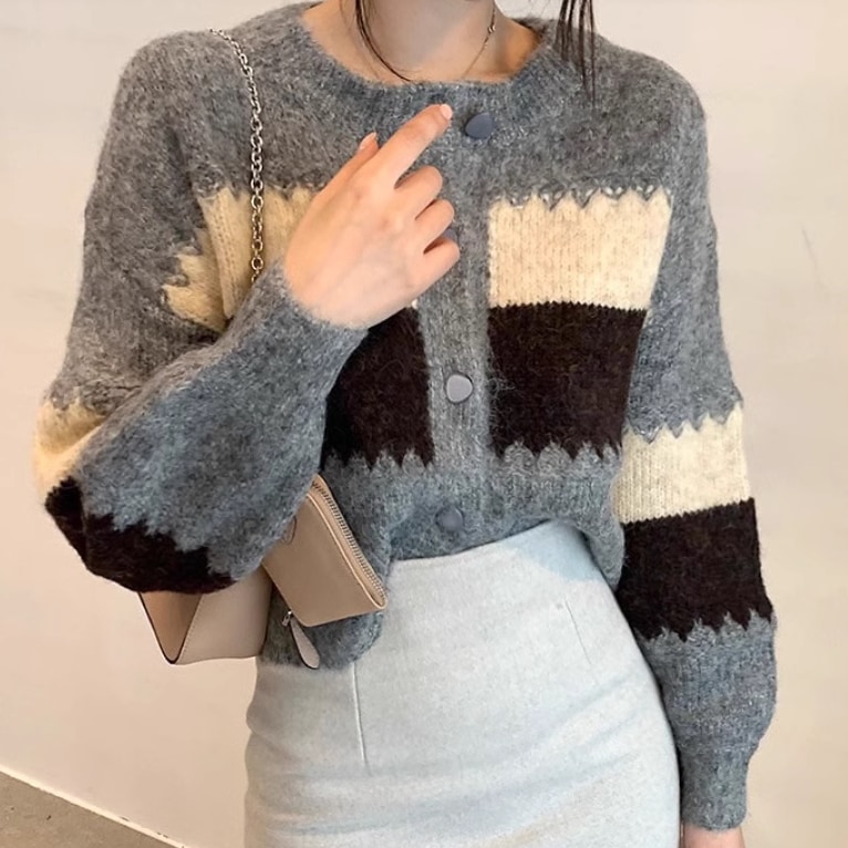 レディース トップス ニット セーター カーディガン 羽織 前開き ショート 長袖 ラウンドネック 襟なし もこもこ ふわふわ ふっくら 伸縮性 ボタン かわいい 大人可愛い きれいめ シンプル