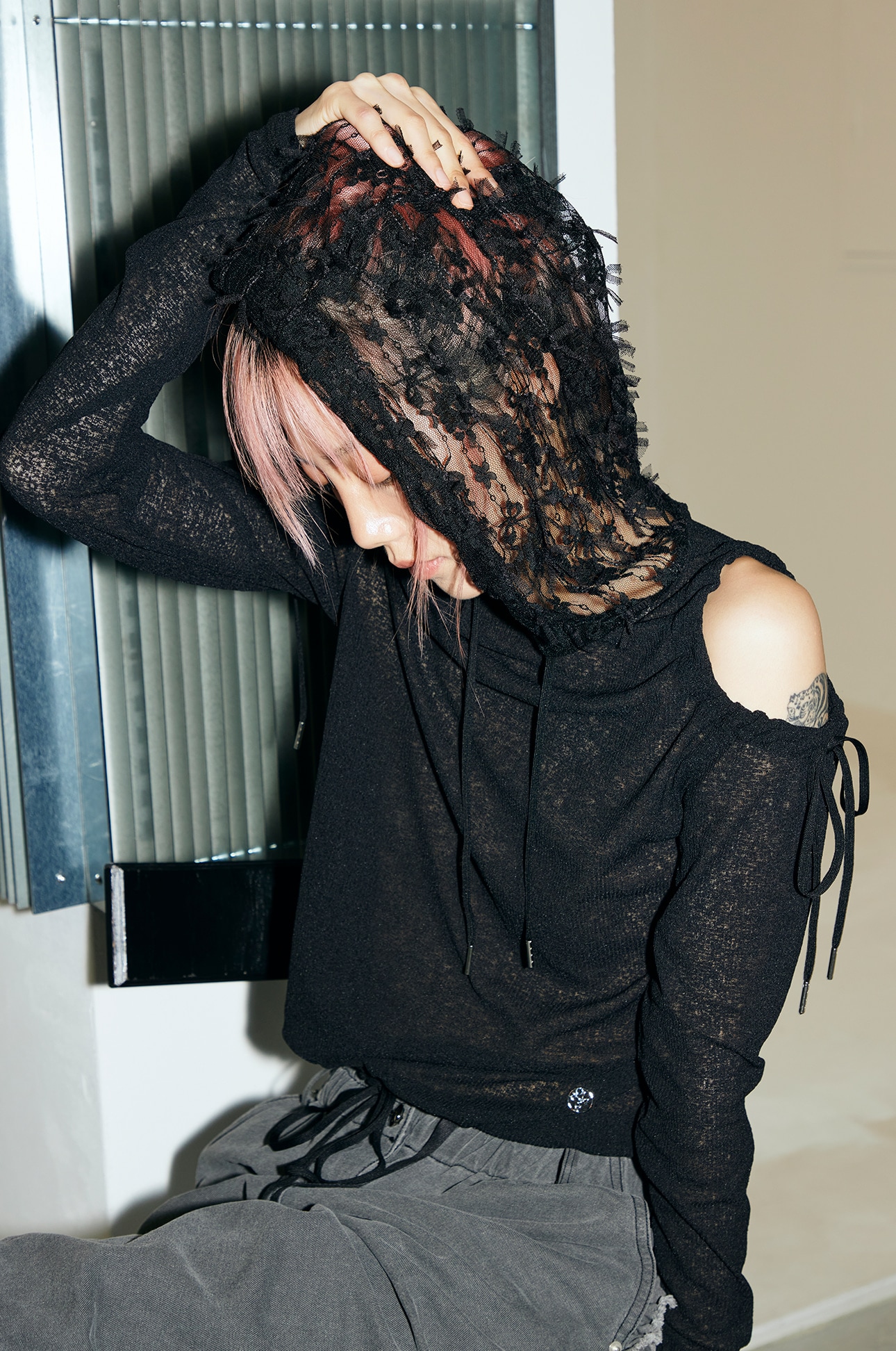 【GIMMETHEYOUNG】 SEE THROUGH RIBBON HOODY : BLACK
