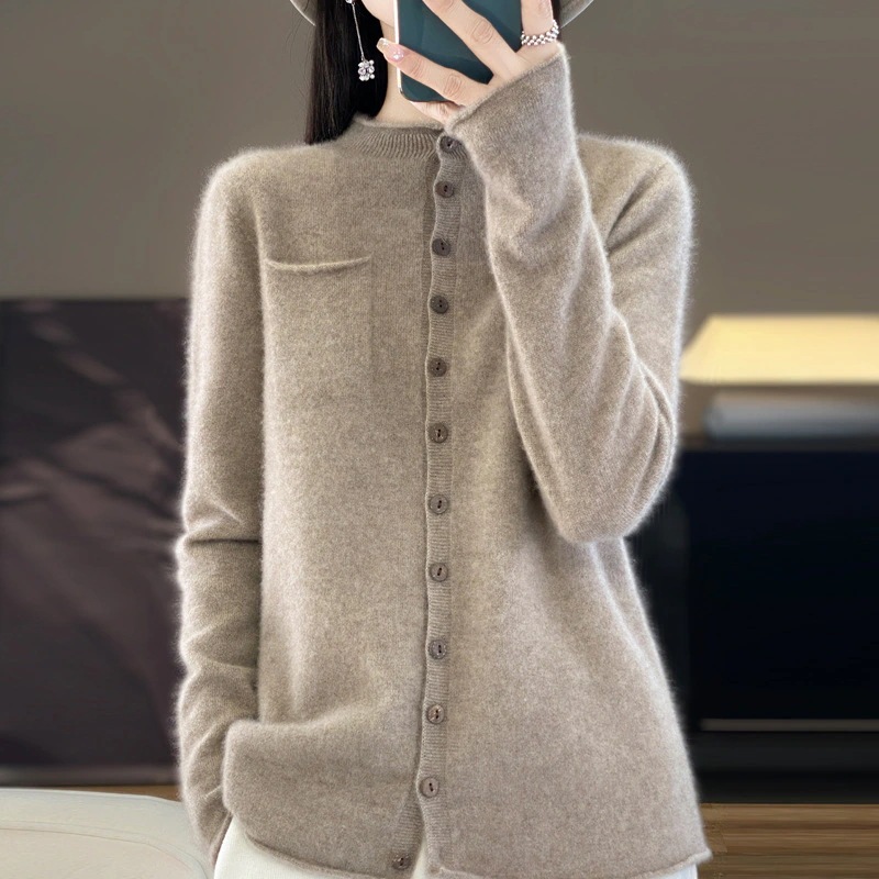 一線のトップスはゆったりとしたニットコートウールを多くボタン