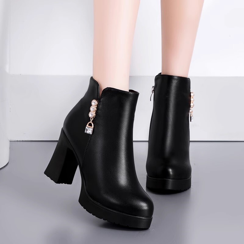 ラインストーン 南京錠チャーム付き シューズ 靴 ブーツ アンクルブーツ ハイヒール 太ヒール チャンキーヒール ラウンドトゥ 歩きやすい 脚長 PU ビジュー きれいめ シンプル カジュアル 上品