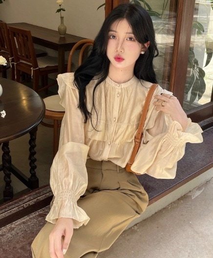 トップス シャツ ブラウス 袖あり 長袖 ボリューム袖 ラウンドネック 襟なし フリル ふわふわ 前開き 透け感 薄手 かわいい 上品 おしゃれ お洒落 レトロ 大人女子 キュート ガーリー ルーズ