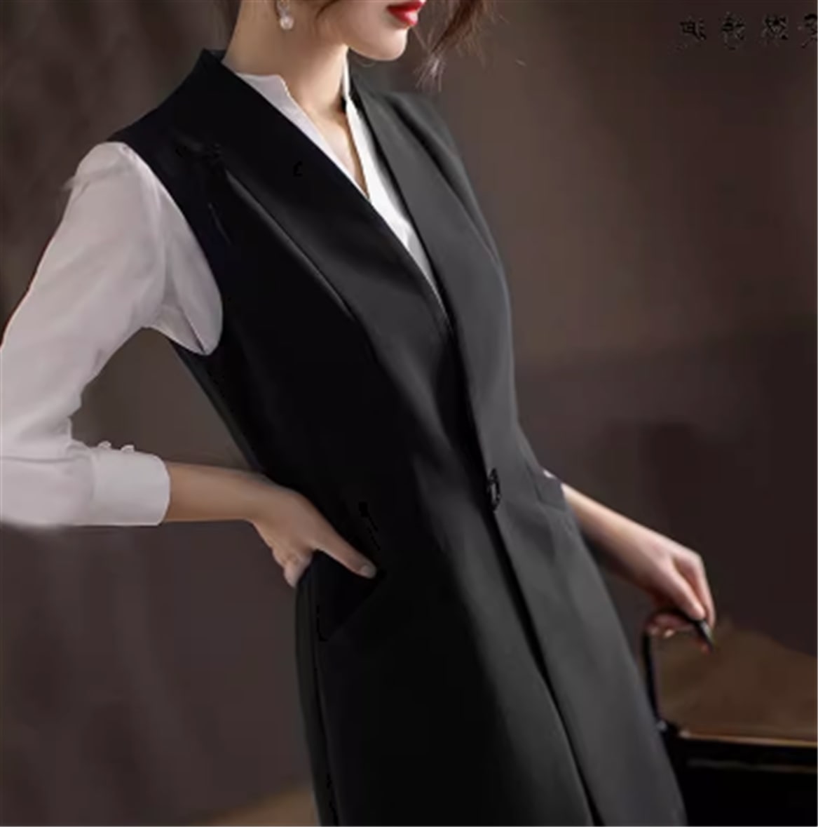 ベスト チョッキ ジャケット 上着 ミドル丈 ひざ下 Vネック ハイウエスト 前開き ポケット 大人可愛い きれいめ シンプル カジュアル 大人 上品 おしゃれ 大人女子 こなれ感 エレガント 主役級