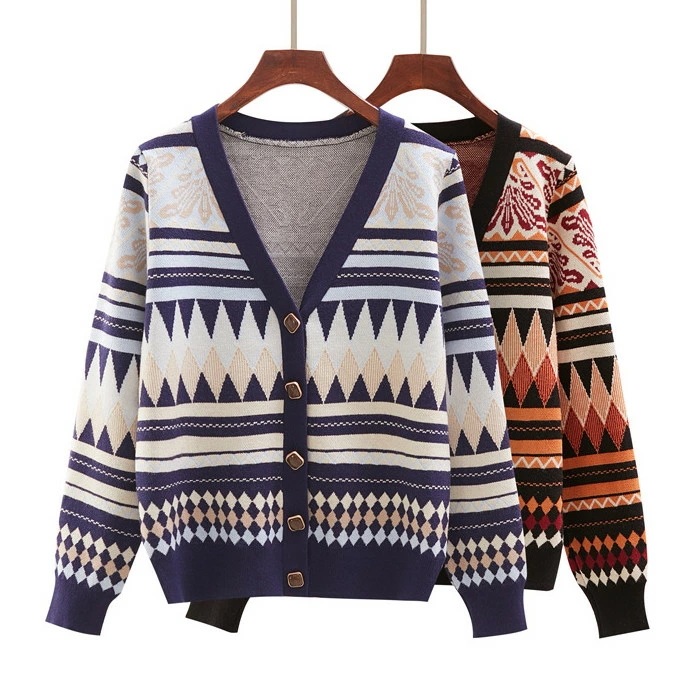 レトロ感が可愛い総柄Vネックニットカーディガン　夏　ニット　トップス　アウター　全面プリント　華やか　フロントボタン　セーター