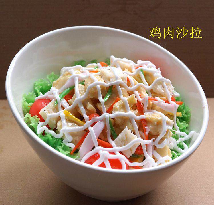 のフェイクフルーツ盛り合わせと野菜サラダは本物の食品を模した西洋料理の小道具でダイエット食のサンプル展示です