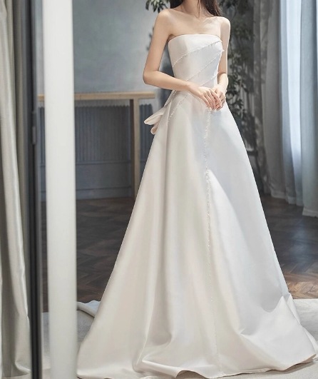 ウェディングドレス ベアトップ キラキラスパンコール 豪華なバックリボン 細見えシルエット 結婚式