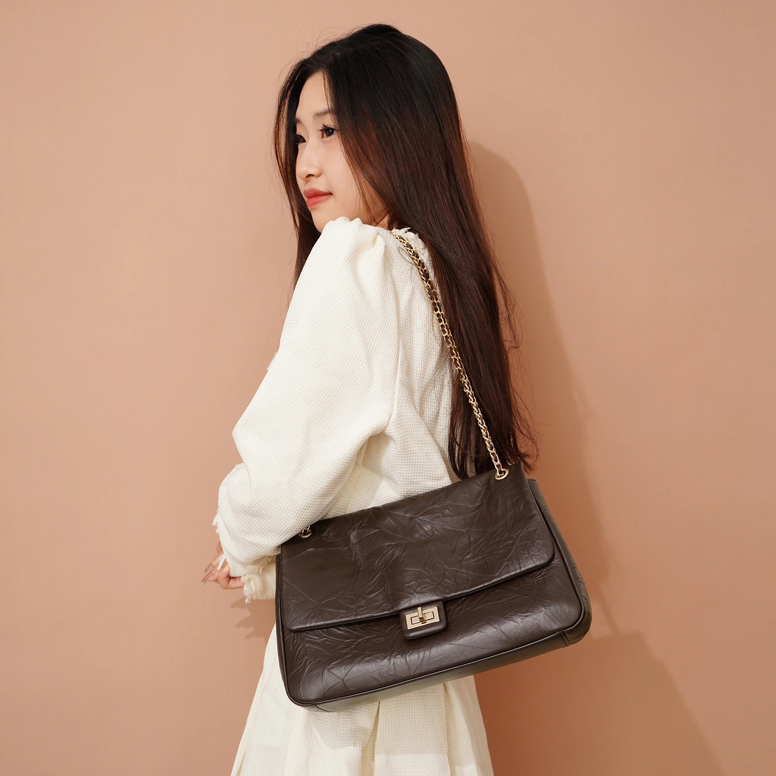 バッグトレンド感あふれるトートバッグニッチな質感のチェーンストラップショルダーバッグ