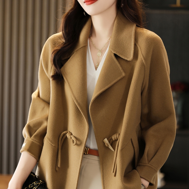 ゆったりとした純ウールの両面のニットショートコート