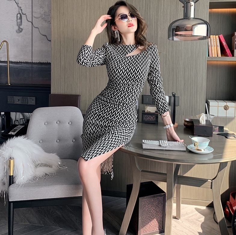 ワンピース 膝丈 ひざ丈 袖あり 7分袖 七分袖 長袖 ラウンドネック スリム タイト 細身 スリット サイドスリット かわいい 大人可愛い おしゃれ お洒落 かっこいい レトロ 個性的 クール