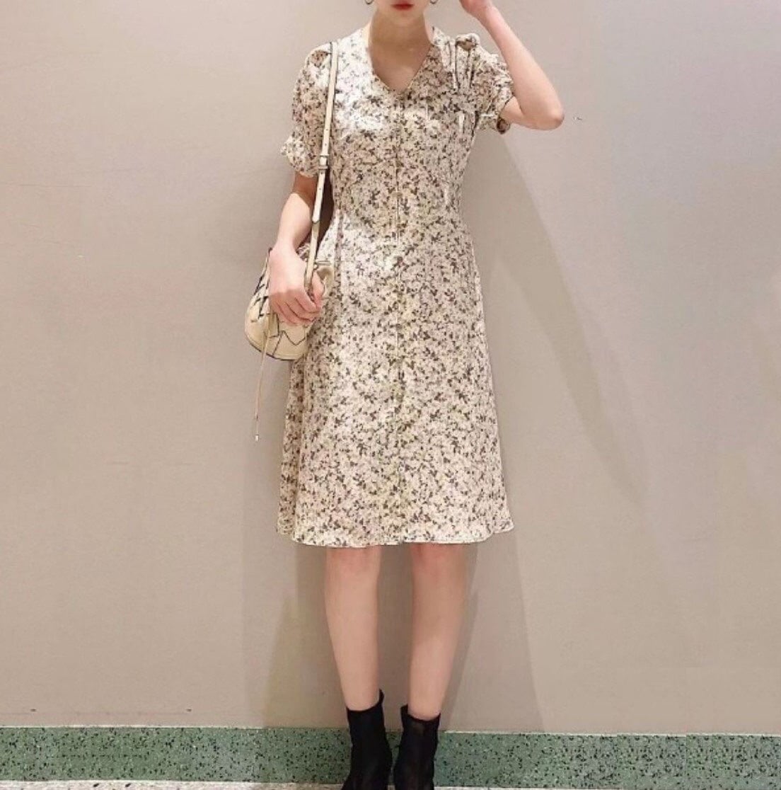 ワンピース 半袖 春夏 シャツワンピース 膝丈 ひざ丈 膝上 五分袖 パフスリーブ Vネック スリム 細身 Aライン 前開き 色展開 ベージュ ワンサイズ ジャスト かわいい 大人可愛い カジュアル 12,395円