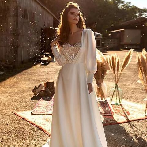 フランス式の軽いウェディングドレスの白はやせていますシンプルな旅は森系の迎賓セクシーな超仙の屋外結婚式を撮影します