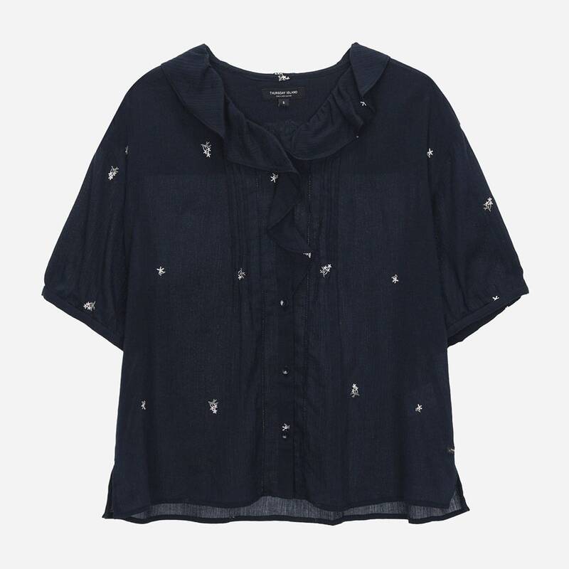 フラワー刺繍のラッフルカラーブラウス T264MBL238W