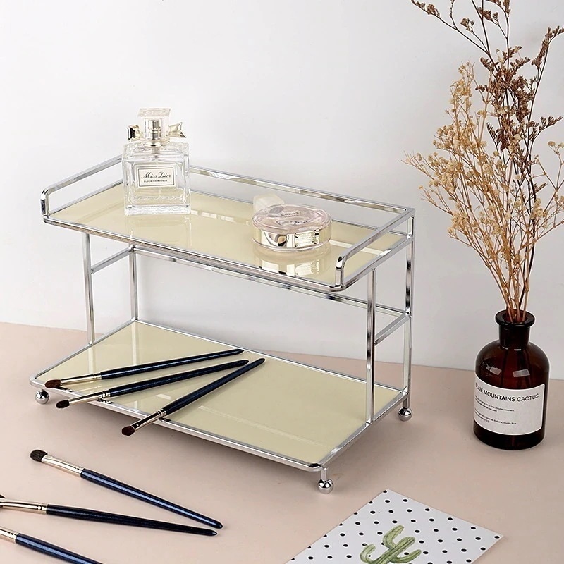 学生寮の二階の物置棚は簡単なテーブルの洗面台の浴室のトイレの風呂のカウンターの雑物の収納棚です