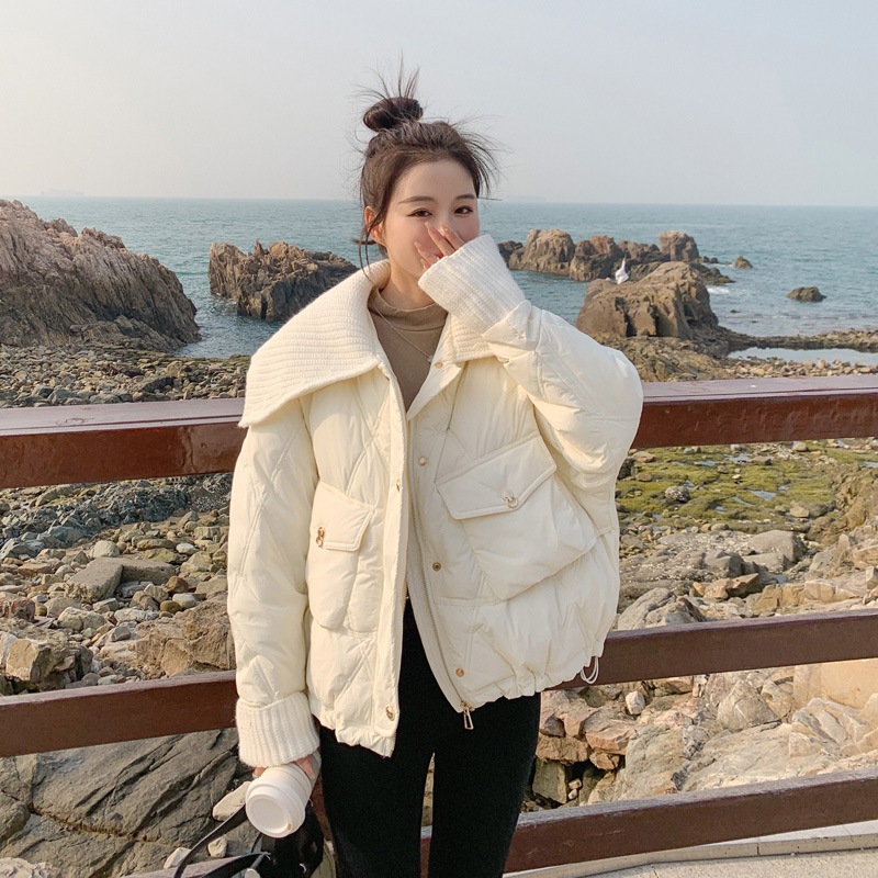 短いダウンジャケットの女性2025の新しい冬のパン服はゆったりしていて子供の襟の白いアヒルのベルベットのコートの女性は小さいです
