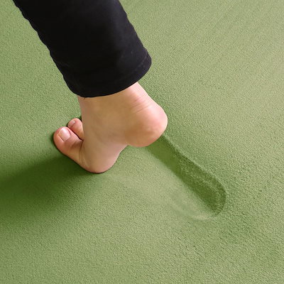 無配合リー ラグ 低反発ラグ 極厚25mm 200×250cm 清潔感を保つ・防ダニ加工 厚手 ラグマット カーペット オールシーズン 滑り止め付 マイクロファイバー サイズ L無地・グリーン 8,778円