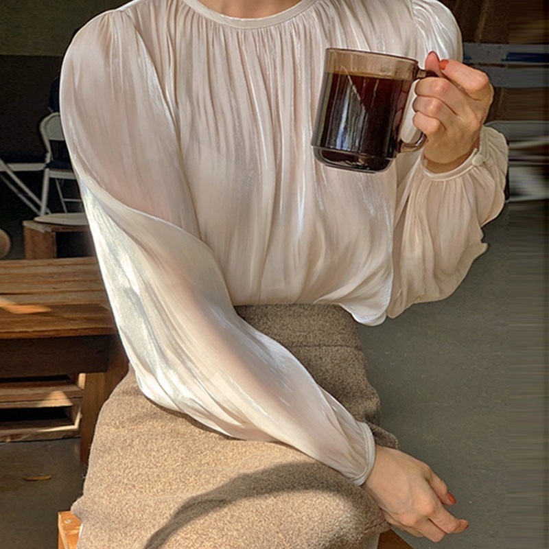 トップス ブラウス 長袖 パフスリーブ ボリューム袖 ラウンドネック プリーツ サテン 薄手 かわいい 大人可愛い きれいめ 無地 春 夏 秋 オフィス 通勤 レストラン モテ ホワイト ピンク