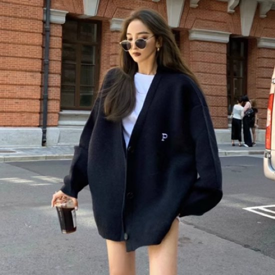 ニットカーディガン レディース カーディガン 羽織 長袖 ニット セーター オーバーサイズ ルーズシルエット フロントボタン ワンポイント Ｖネック カジュアル お出かけ おしゃれ 女性 6,125円