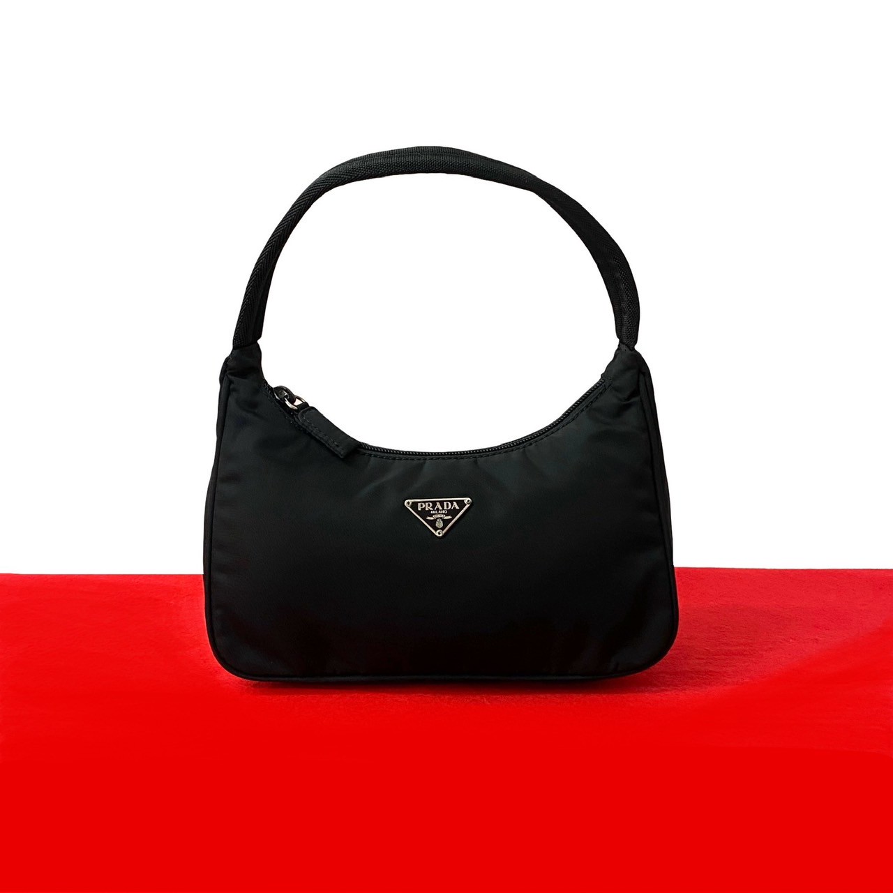 三角ロゴ プレート 金具ハンドバッグ ナイロン ブラック 98005 57,240円