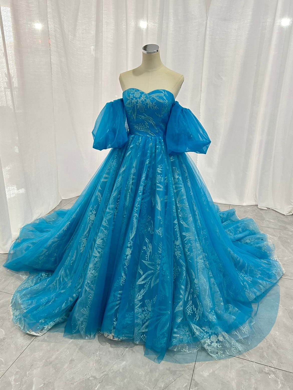 カラードレス ブルー フレア袖 キラキラ光る刺繍 華やかなトレーン 花嫁 前撮り ソフトチュール 45,370円